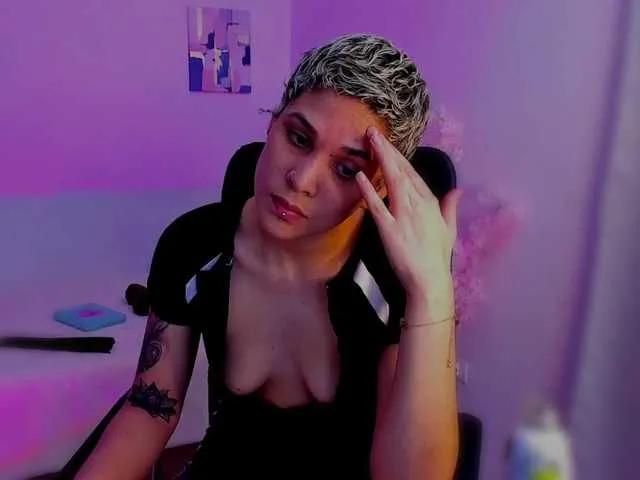 BongaCams LauraR is Freechat LauraR — I'm turned on by intense glances and good conversations that slowly raise the temperature.