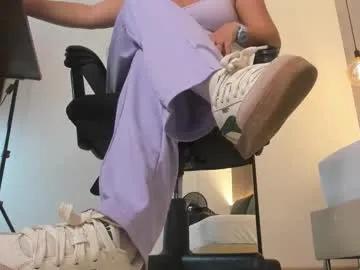 alma_fenix — GOAL: foot massage [135 tokens remaining] heey, I'm Alma!  #feet #sneakers #socks #jeans #nonude