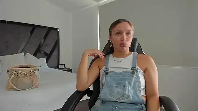 AnnieAndStefan on StripChat 