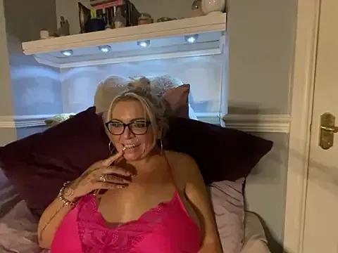 BonnyDesire — Blow kiss