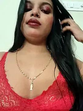 Maahhii_2 on StripChat