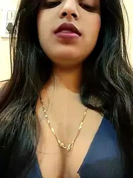 Maahhii_2 on StripChat
