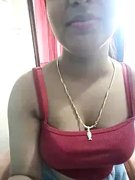 Maahhii_2 on StripChat