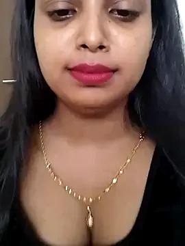Maahhii_2 on StripChat