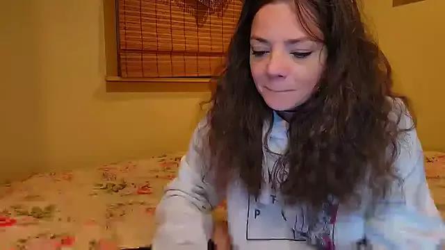 StripChat MiaElizabeth is Freechat MiaElizabeth — Warm me up Daddy- hoodie off!!