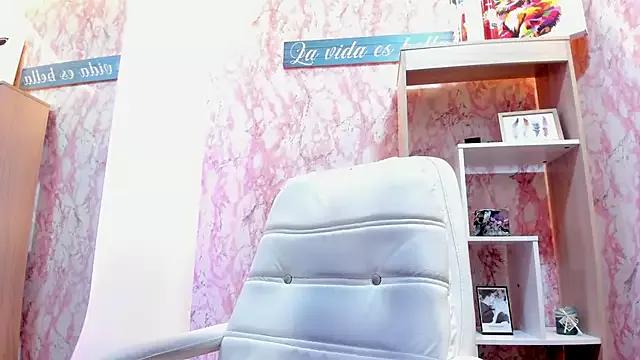 Miniie_N on StripChat 