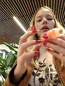 Freechat NicoleCut on StripChat