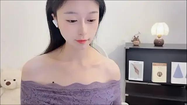 Freechat Onechestnut on StripChat