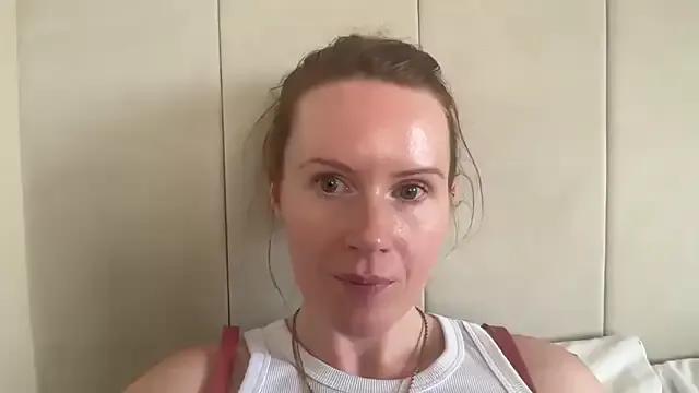 Freechat redheadrosie69 on StripChat