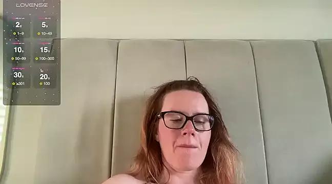 Freechat redheadrosie69 on StripChat