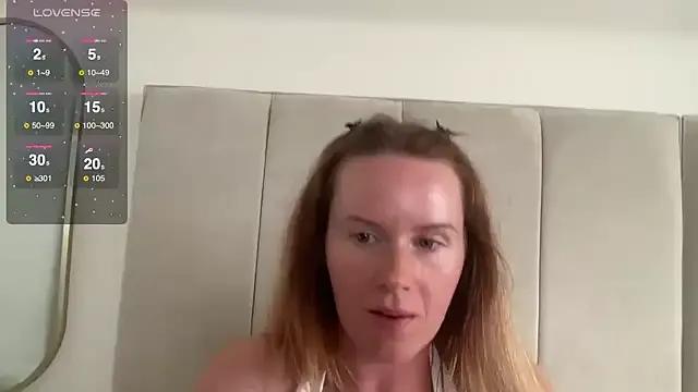 Freechat redheadrosie69 on StripChat